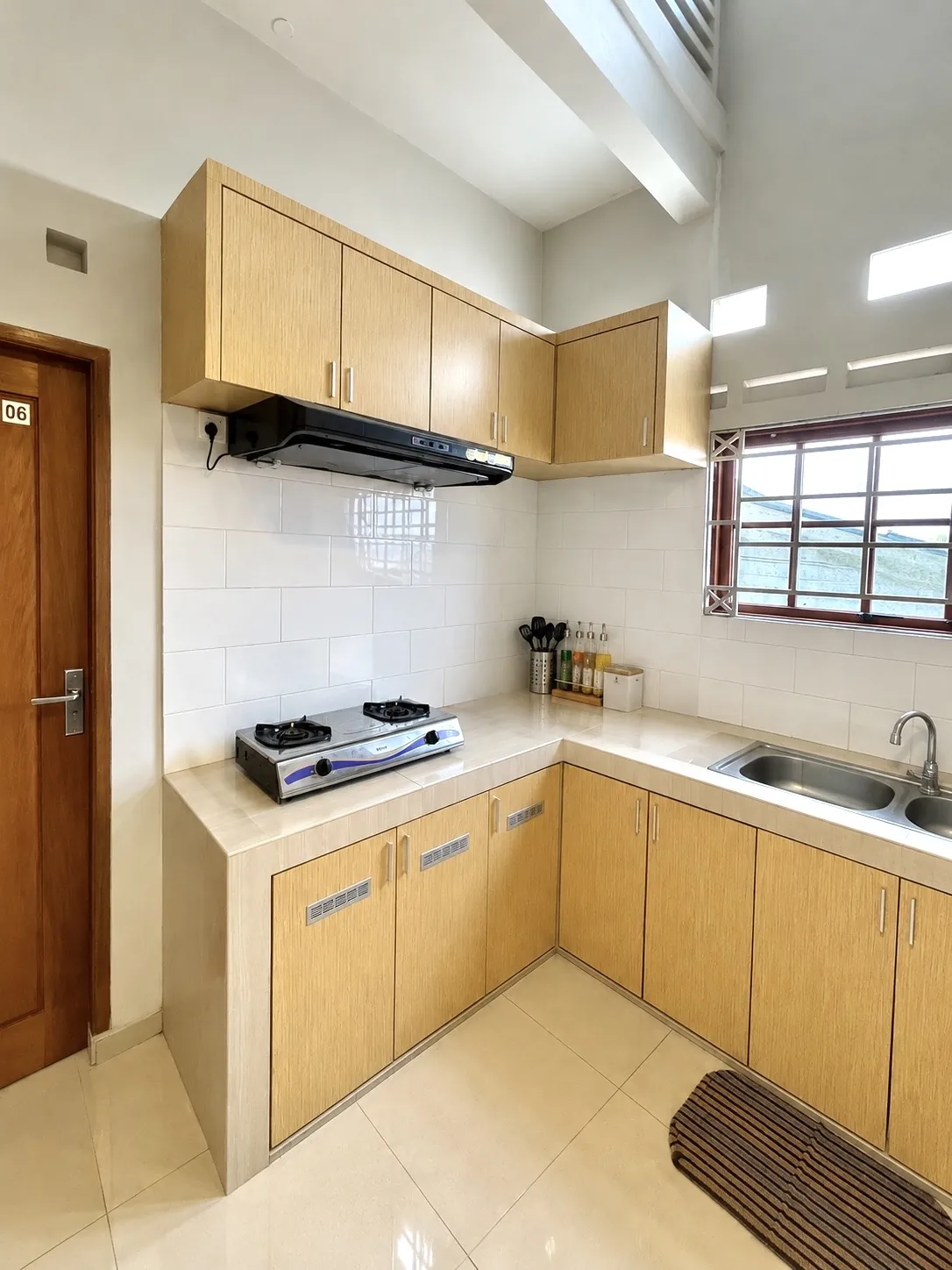 Shared kitchen corner with a gas stove, sink and wooden cabinets